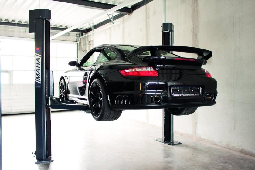 Машина на подъемнике