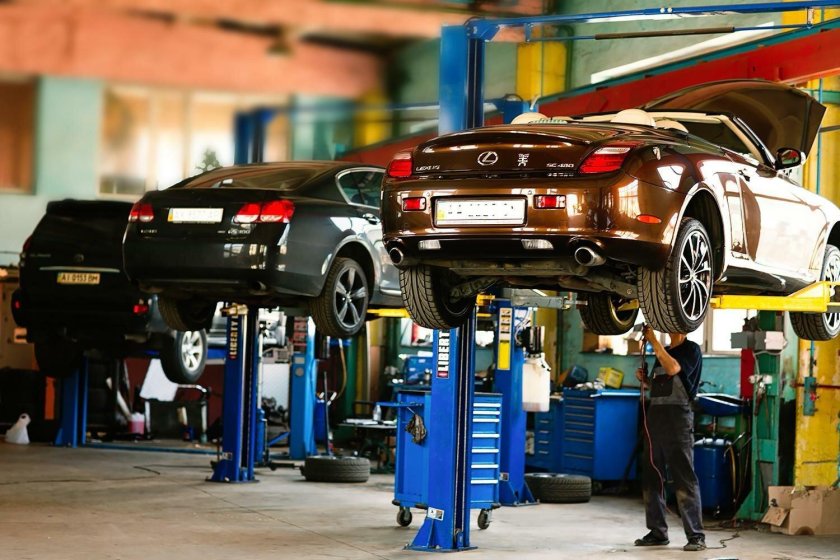 Машина в автосервисе