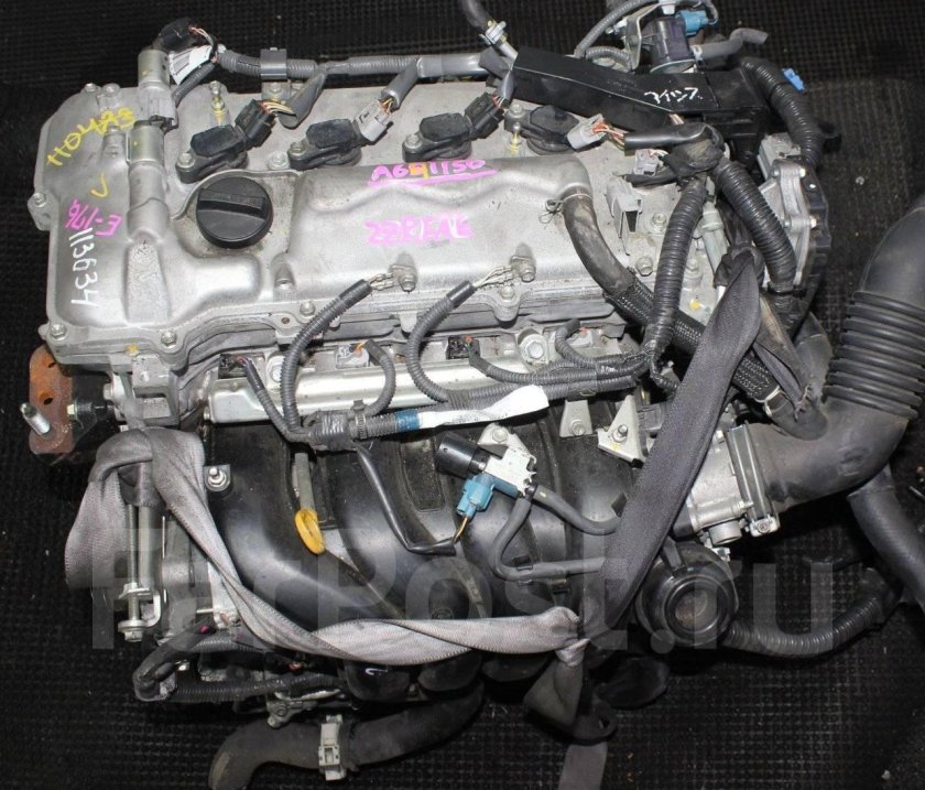 Тойота Исис моторный отсек 2zr Fae