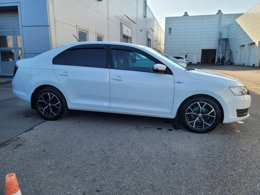 Шкода Рапид белого цвета Калининград