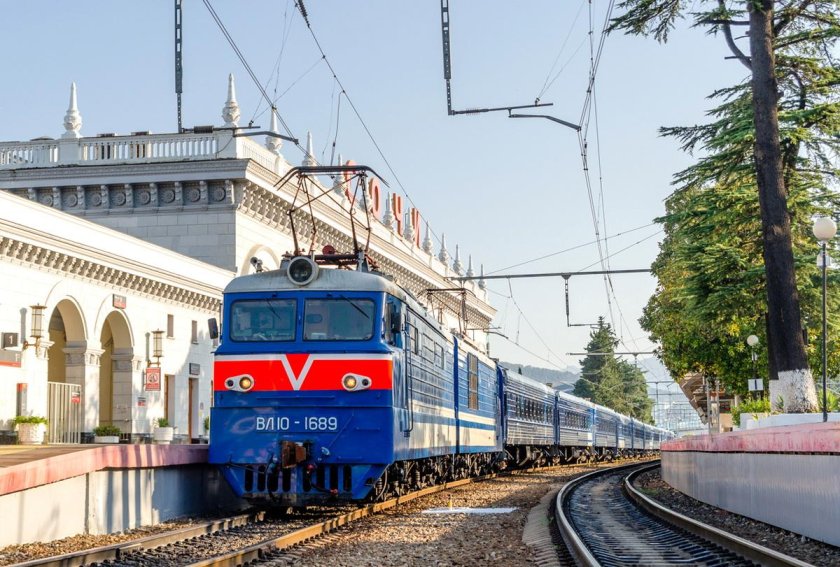 Пассажирский поезд и наш вокзал