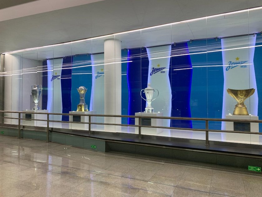 Станция метро Зенит Санкт-Петербург кубки за стеклом