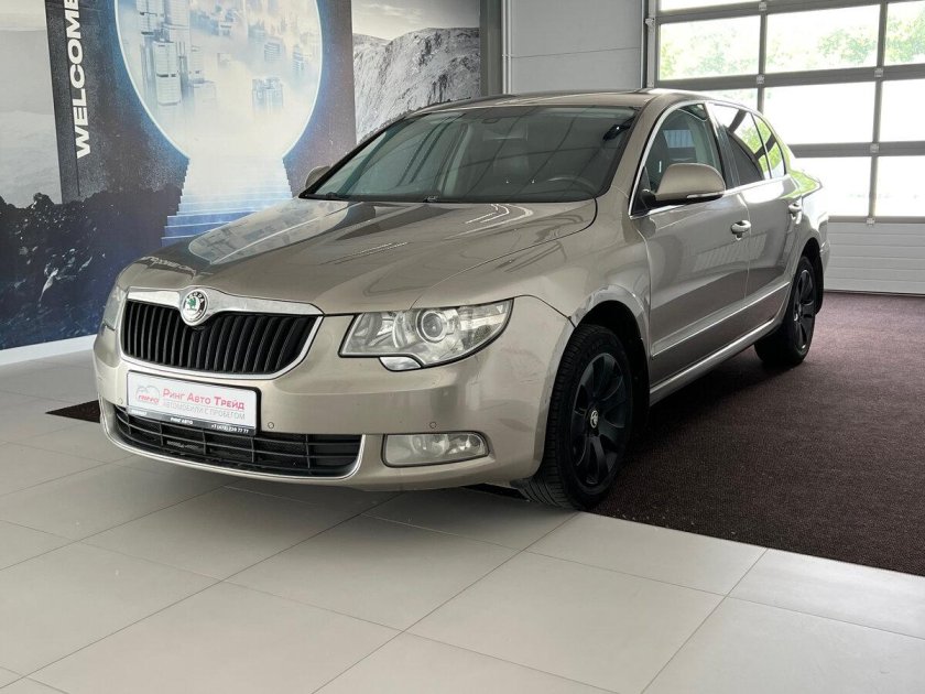 Шкода Суперб серая 2017