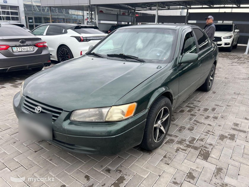 Тойота Камри 1999 года в зелёном цвете