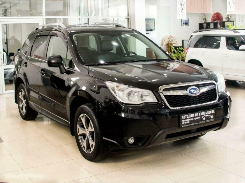 Черный Subaru Forester 2015