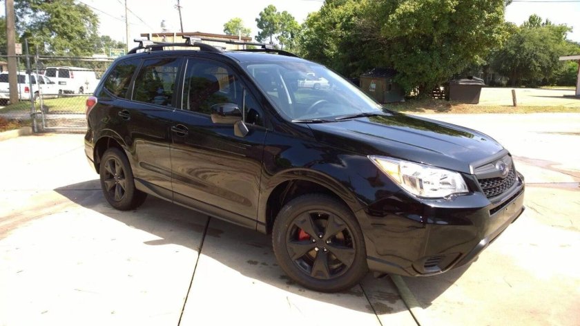 Черный Subaru Forester 2015