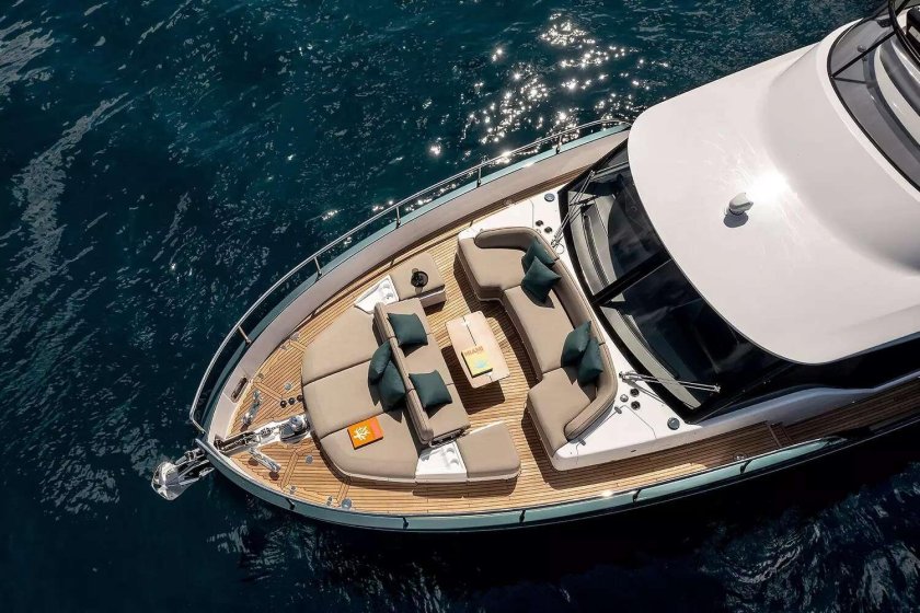 Солнечных батарей яхта Azimut Magellano 43 HT