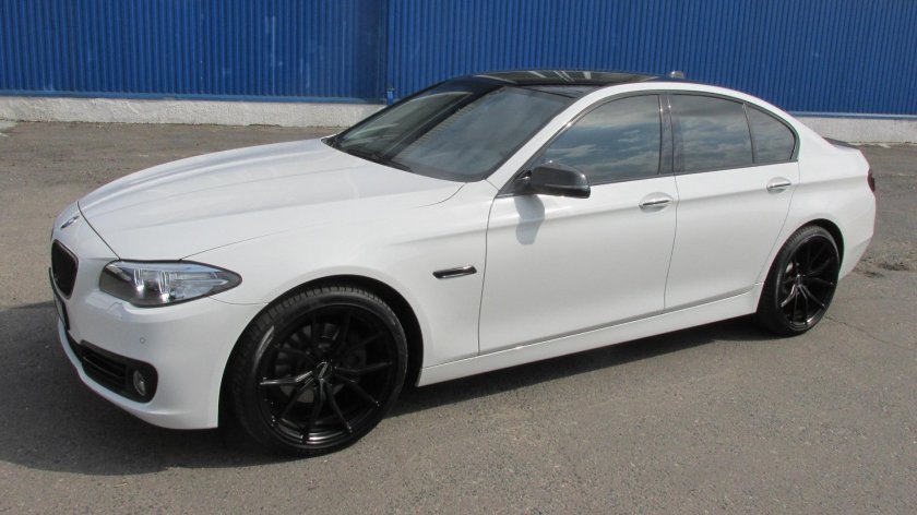 БМВ f30 белая на черных дисках