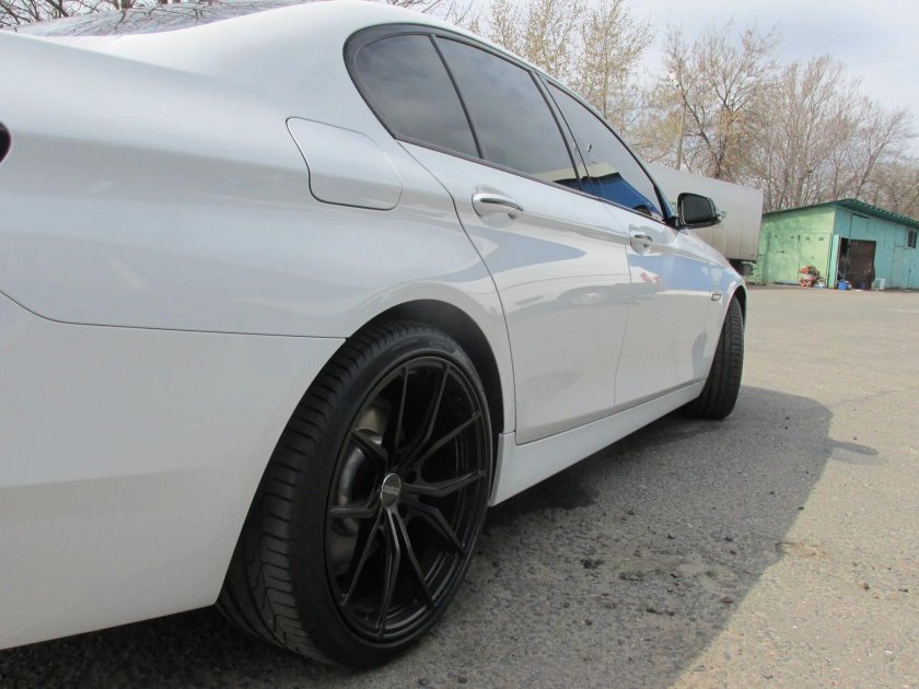 БМВ ф10 белый с черными дисками