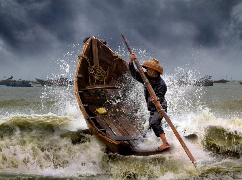 Лодка в шторм