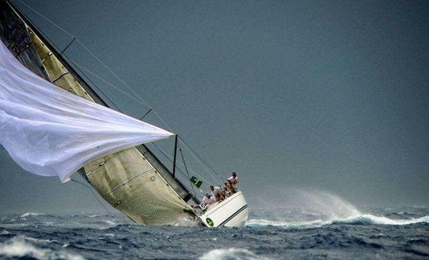 Катамаран в шторм