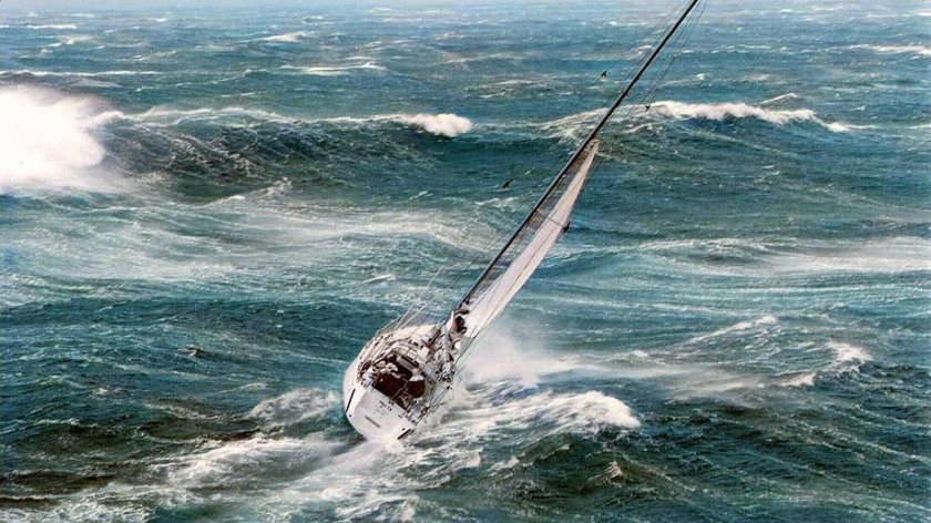 Парусная яхта в шторм