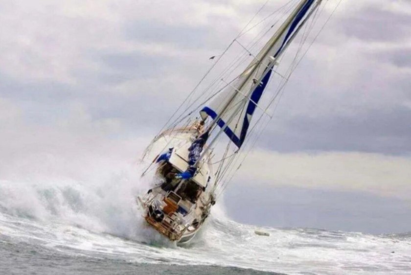 Парусная яхта в шторм