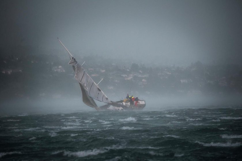 Регата яхтсмены шторм