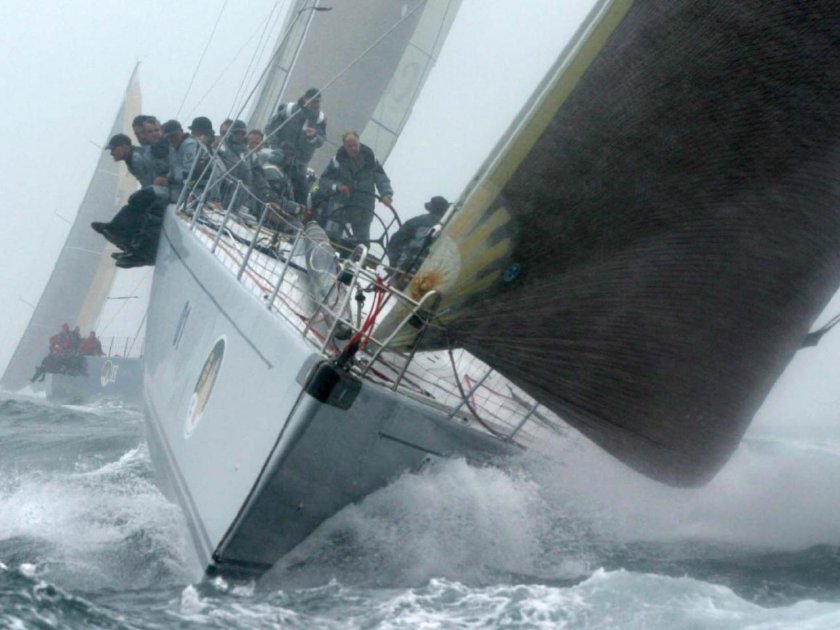 Парусная яхта в шторм