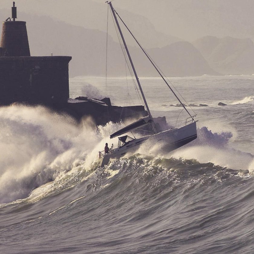 Парусная яхта в шторм