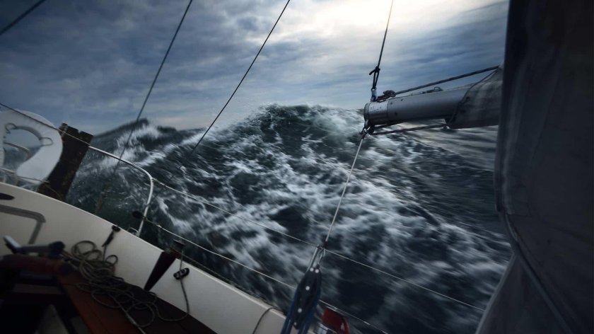 Судно в шторм