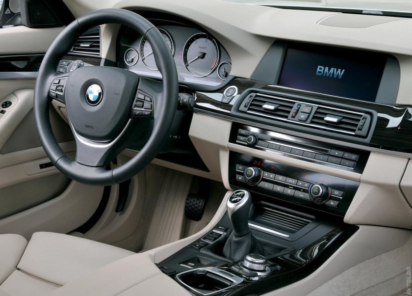 БМВ 5 2011 салон
