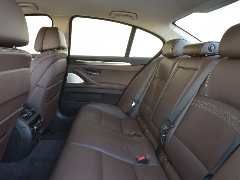 BMW 5 салон сзади