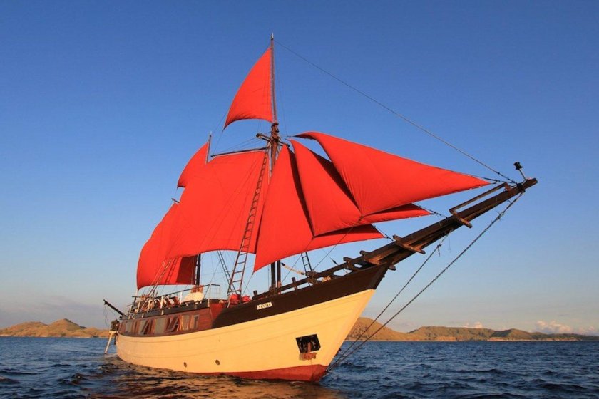 Парусная яхта с алыми парусами