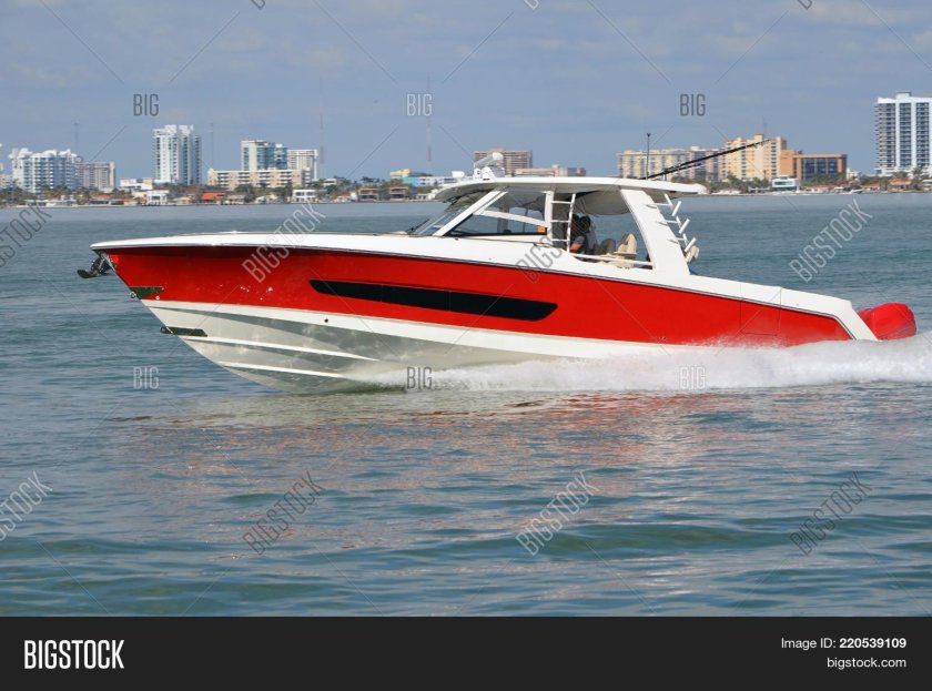 Катер красный