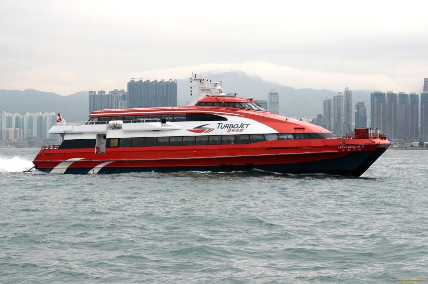 Катер красный