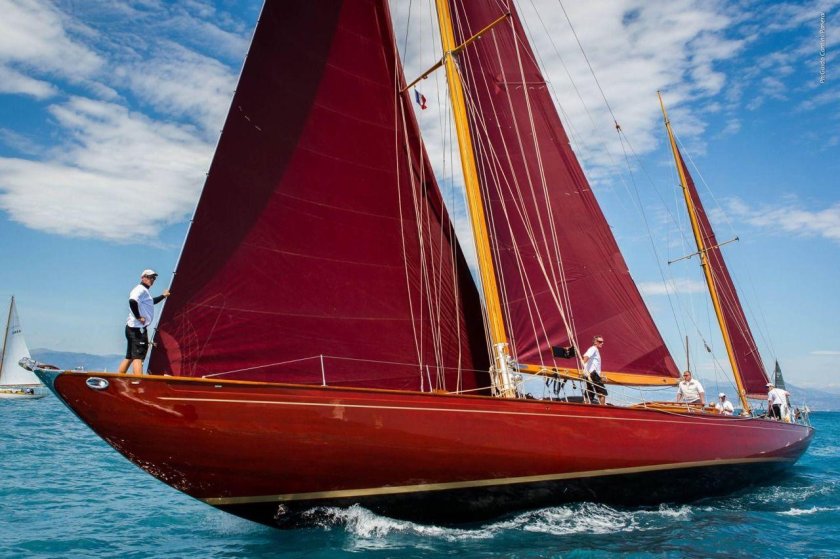 Яхта красного цвета