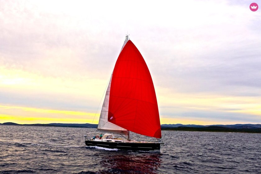 Парусная яхта с алыми парусами