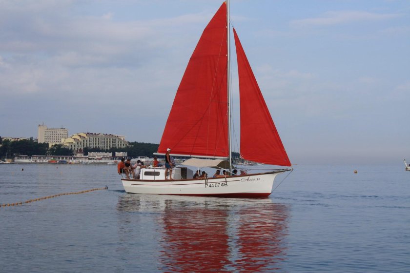 Яхта Алые паруса Геленджик