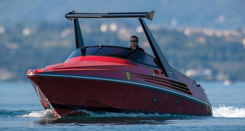 Riva Ferrari 32