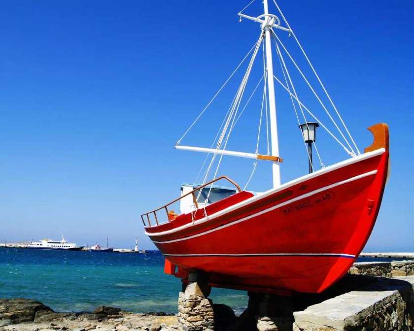 Красная лодка