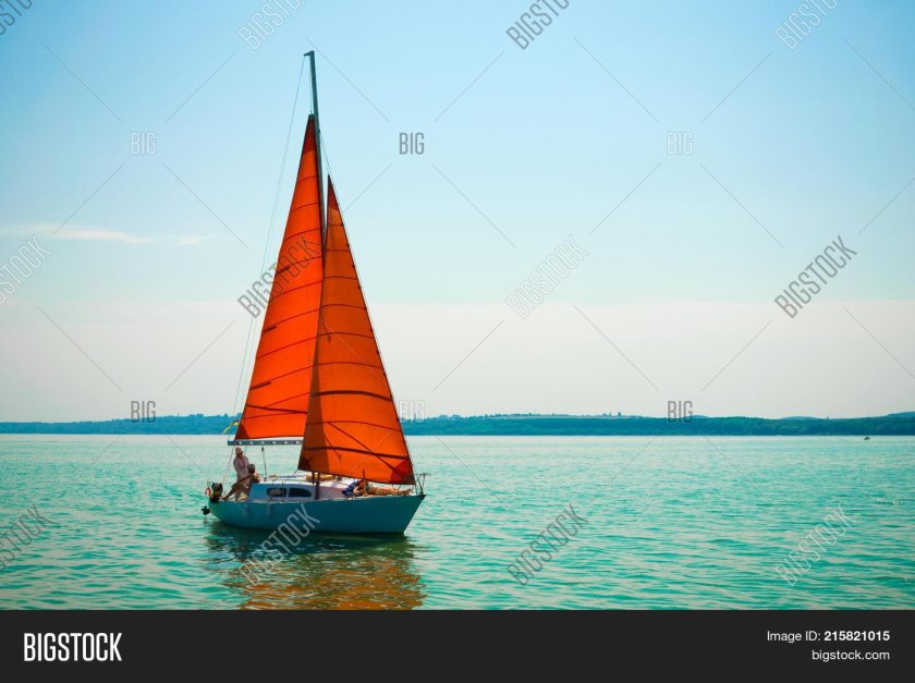 Парусная яхта с алыми парусами