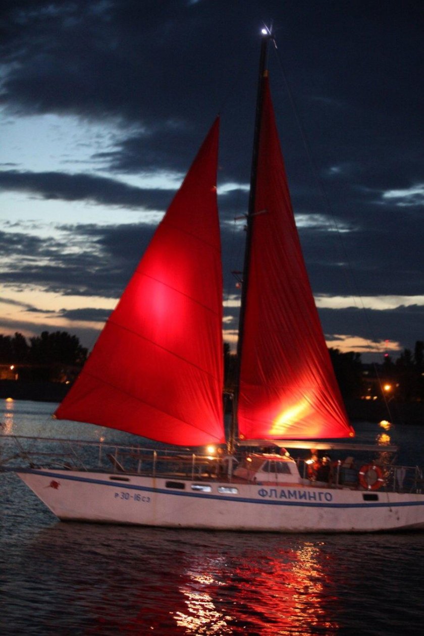 Парусная яхта с алыми парусами
