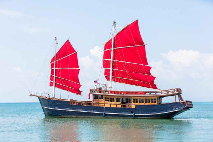 Яхта красный Вымпел