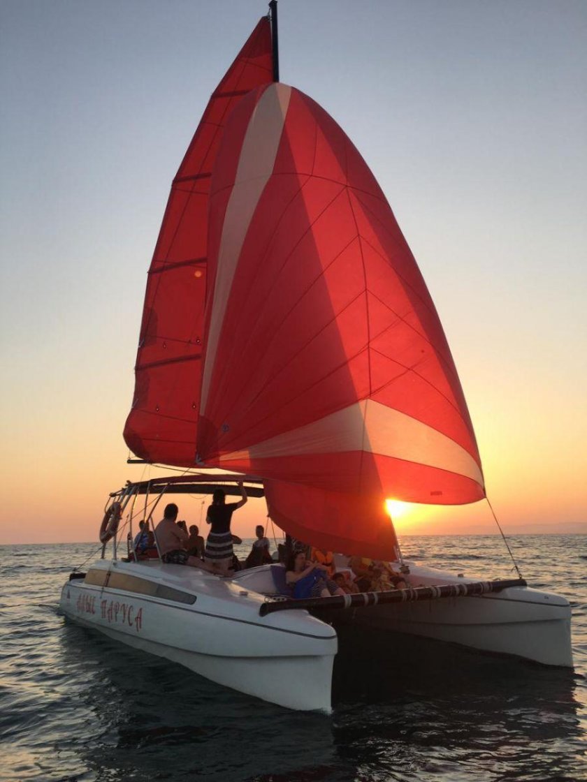 Яхта Алые паруса Геленджик