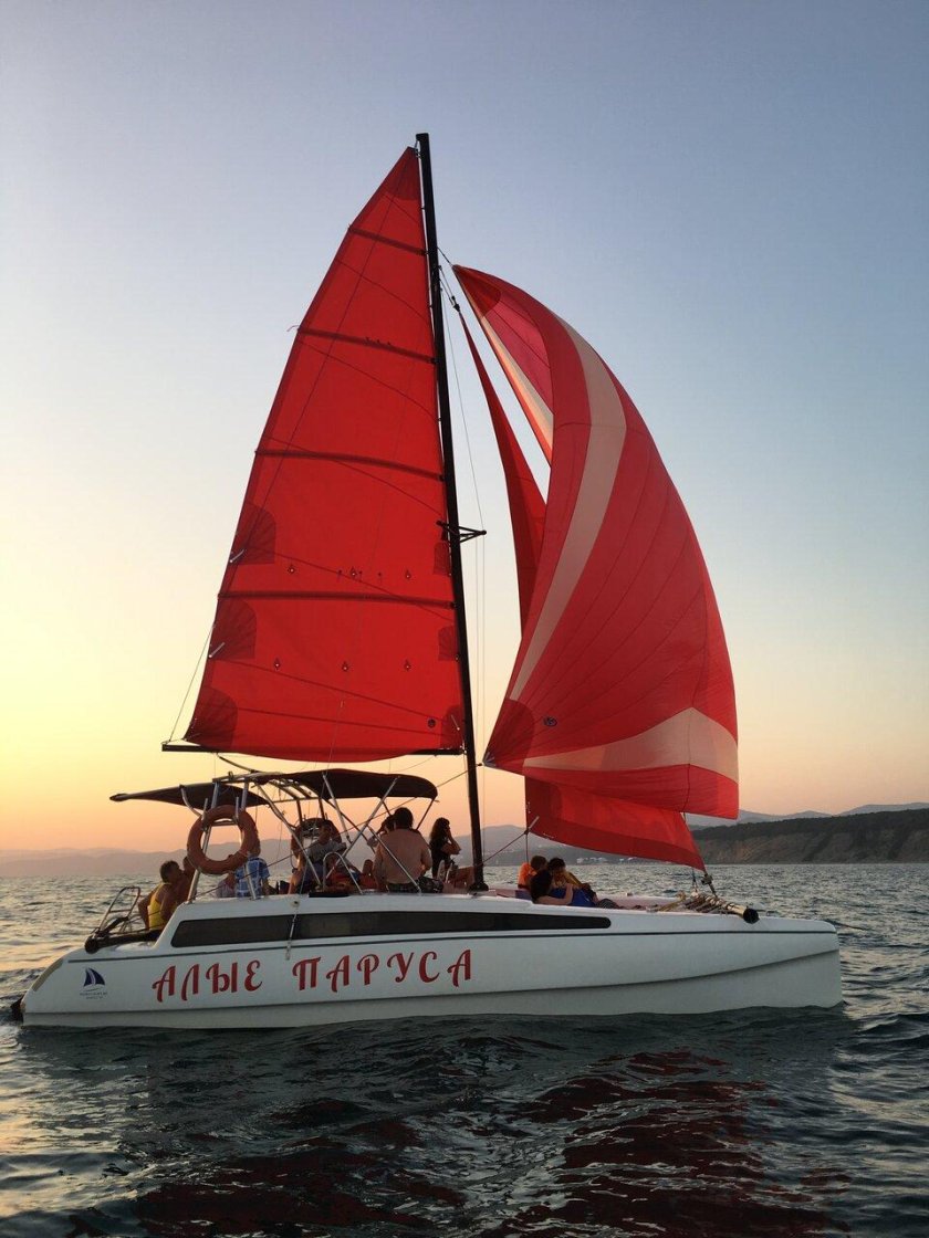 Алая яхта