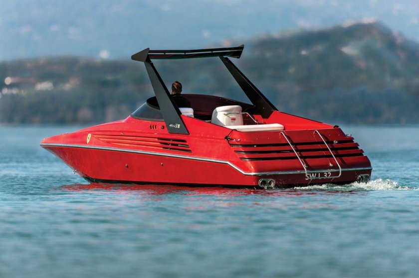 Riva Ferrari 32