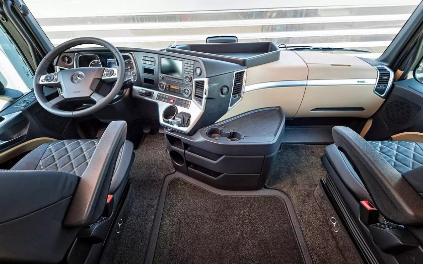 Мерседес Бенц Актрос 2018 салон