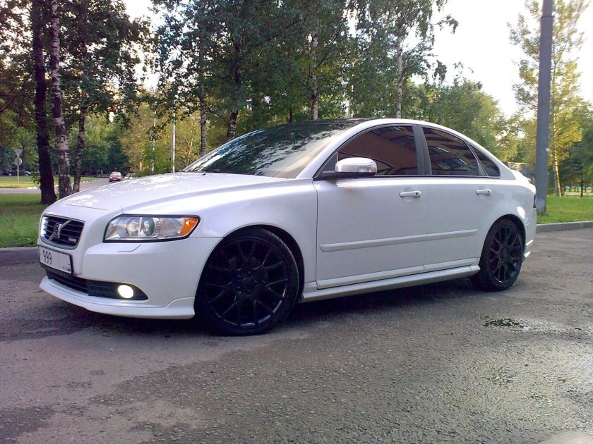 Белая Вольво с 40 2008