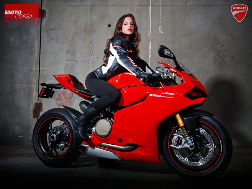 Девушка с Ducati Panigale