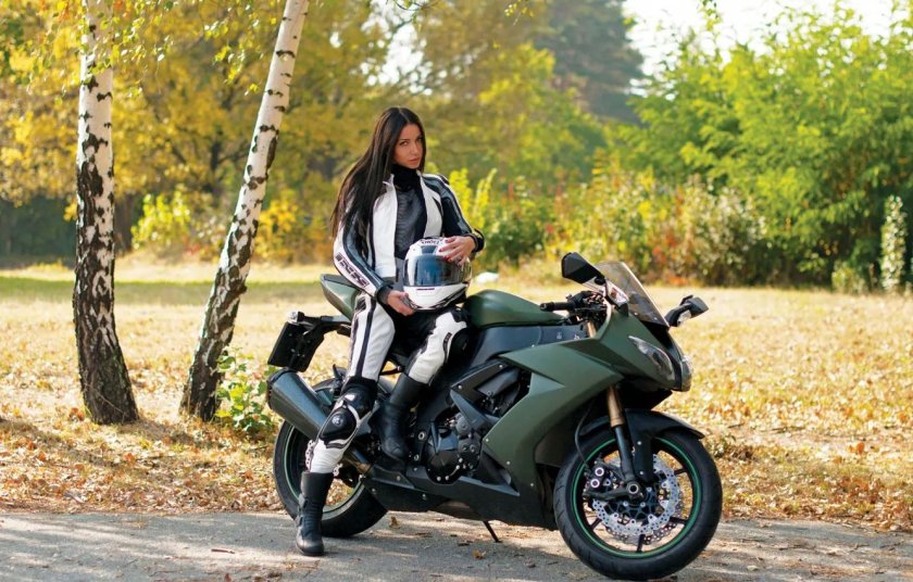 Моника мотоциклистка