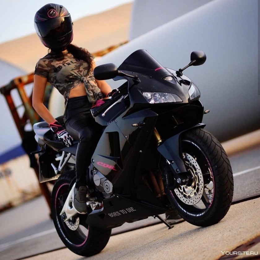 Девушка на мотоцикле