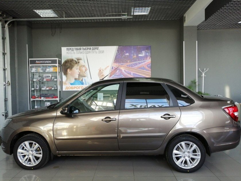 Лада Гранта 2021 коричневая седан