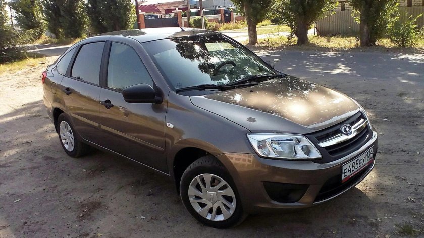 Лада Гранта лифтбек золотистая