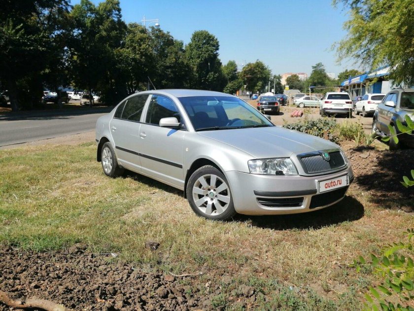 Шкода седан серебристая