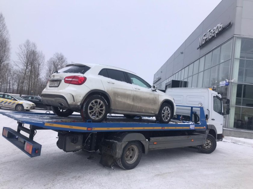 Эвакуатор везет сразу две машины