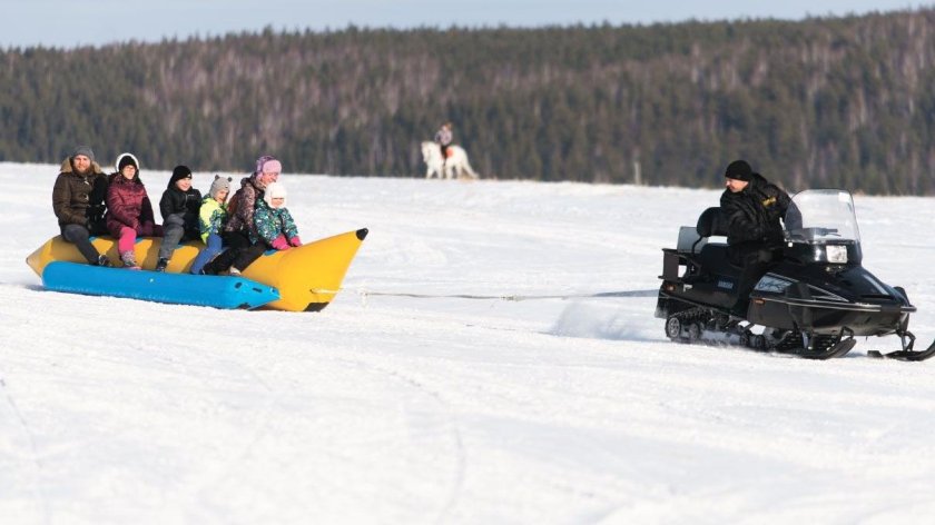 Катание на банане зимой