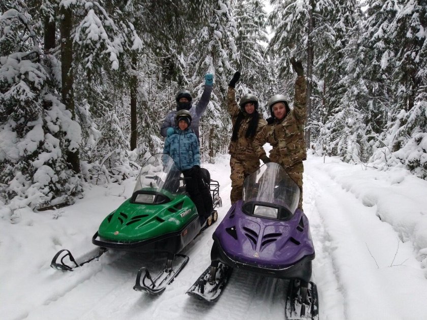 Семья на снегоходе