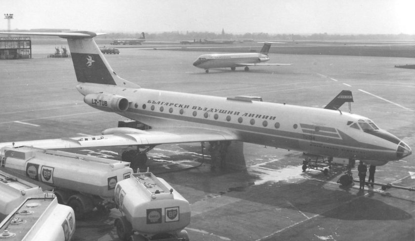 Самолет CL-44