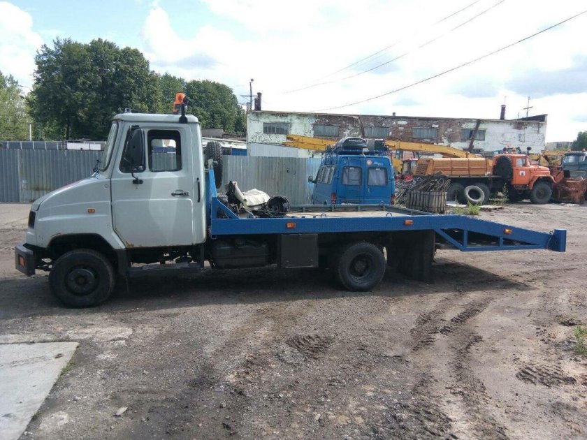 Эвакуатор ЗИЛ на белом фоне